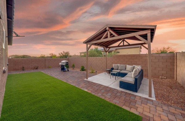 Duplex-Style House /3 BR 3 BA/Office/Split