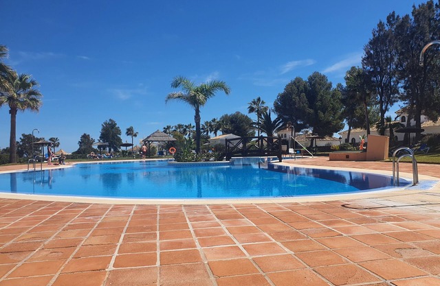 Duquesa Suites Blue By the Pool 5 minutes and you are on the beach