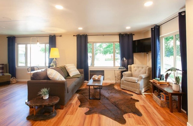 Eagle's Nest Cottage. Spacious 2 BR river retreat on the Rogue River. Enjoy ping-pong, BBQ, board games, and fishing. Remote work enabled with high-speed WiFi. Unplug and unwind!