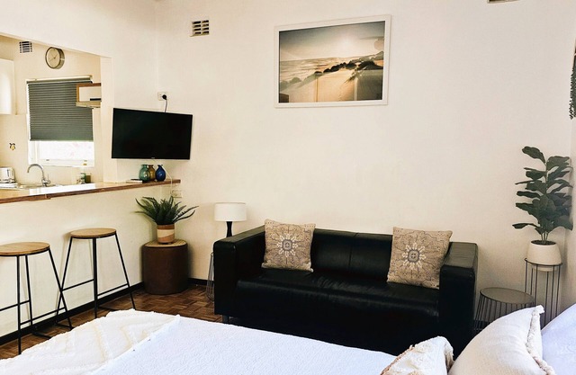 Earthy Mix M6 Studio Apartment near Kings Park