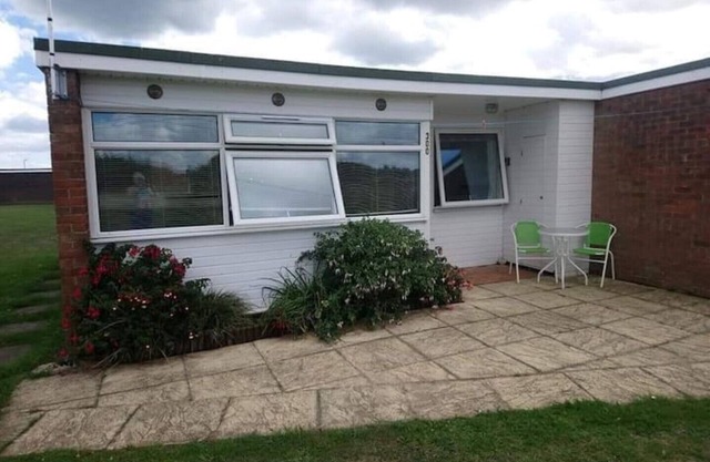 East Coast Chalets 300 Dog friendly Field views @ California Sands