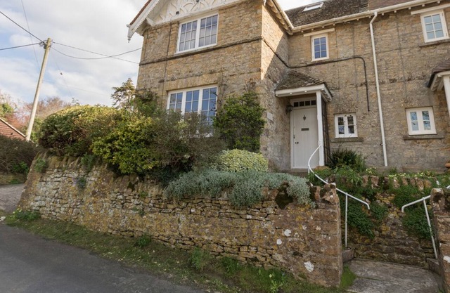 EAST COTTAGE, pet friendly, character holiday cottage in Weymouth