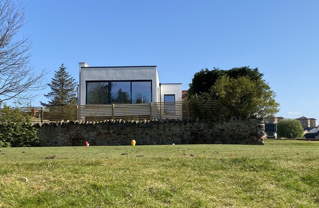 East Lothian Hideaway retreat with enclosed walled private gardens & Hot Tub