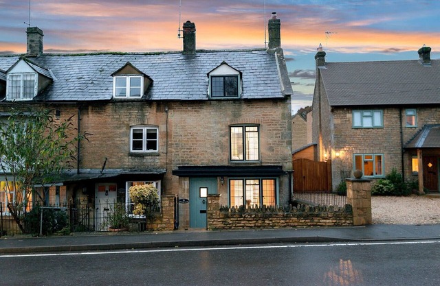 EASTNOR, pet friendly, character holiday cottage in Moreton-In-Marsh