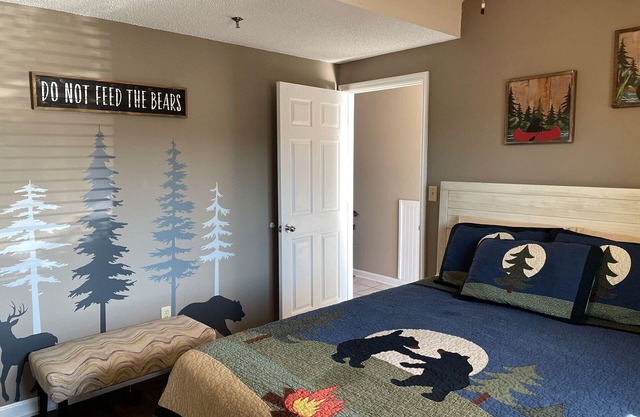 Easy Access Off The Parkway, Close to Everything!