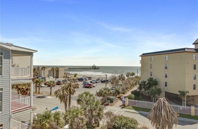 Easy Walk to Downtown Folly Beach- Stunning Ocean and Pier Views!