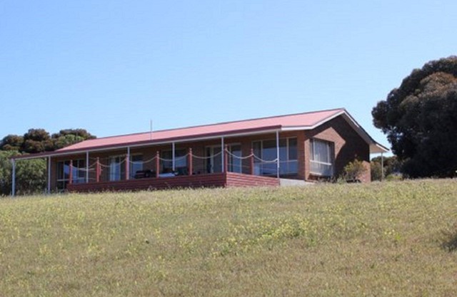 Ebb N Flow Beach House - Rural Feel, Sea Views, Dog friendly
