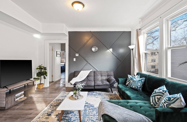Eccentric Apartment! 7 MIN FROM EWR! Sleeps 7! w/Parking