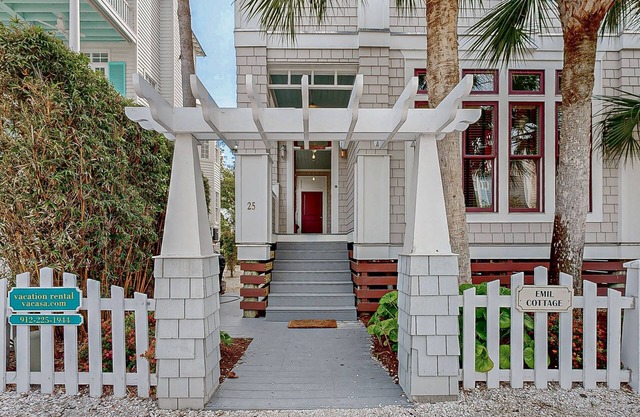 Eclectic, airy beach cottage w/partial ocean view, private W/D, and pool access