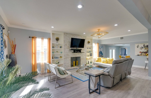 Eclectic Houston Home w/Pool Table, 5 Mi to Dtwn