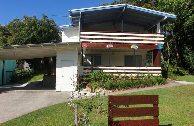 Eclectic Paradise, Large House - Prime Beachside Location ocean side of main rd