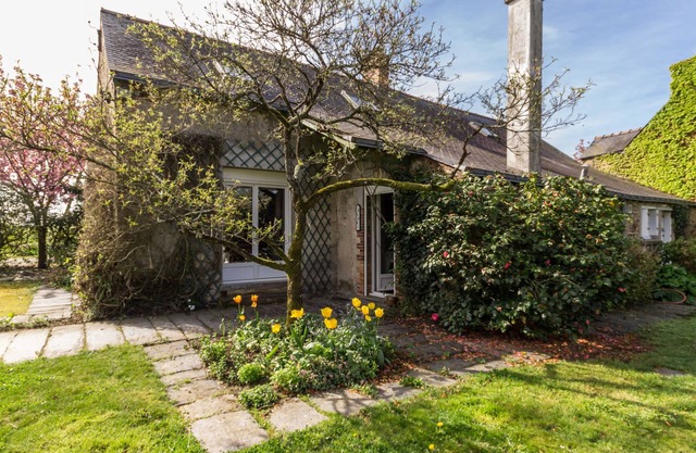Eco-Friendly Retreat Near Vioreau Lakes, 5 Bedrooms, Fireplace, Secluded Garden, Pet-Friendly