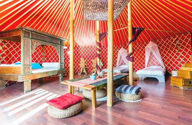 Eco Luxury Yurt Suite, Pool, Play Park, near a Sandy Beach and Restaurants
