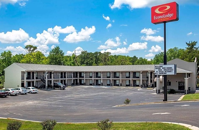 Econo Lodge Inn & Suites