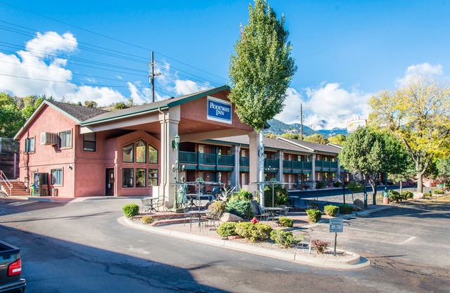 Econo Lodge Inn & Suites