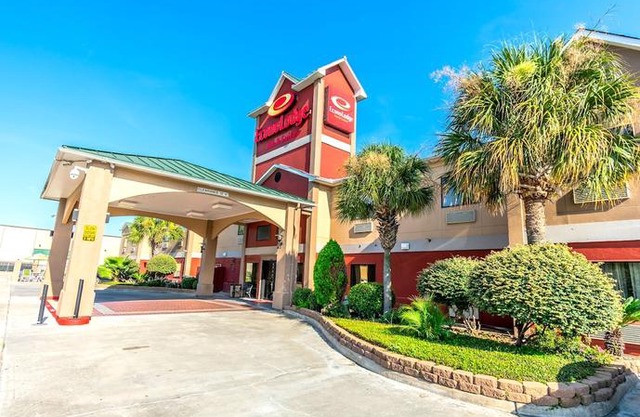 Econo Lodge Inn & Suites East