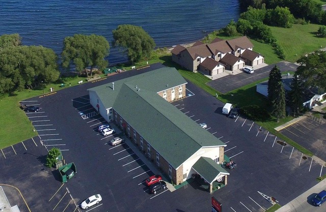 Econo Lodge on the Bay