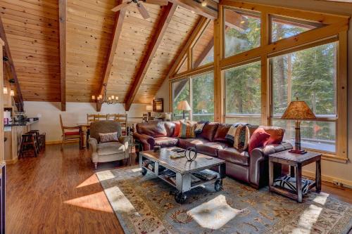 Edelweiss Retreat- Close to Lake and Ski Resorts- Pet Friendly- Hot Tub