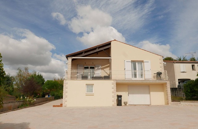 Edgar's house - large 3 bedroom house for 6 people - 2 bathrooms