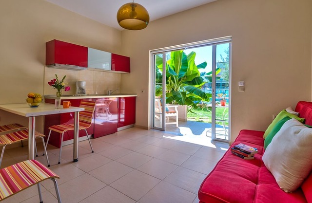 “ELEA 4” - Cozy Apartment with Swimming Pool Near the Sea