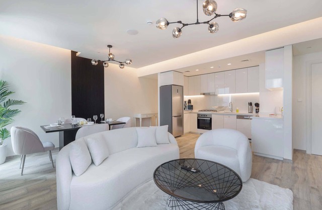 Elegant 1-Bedroom Apartment for 2, Near to Burj Khalifa