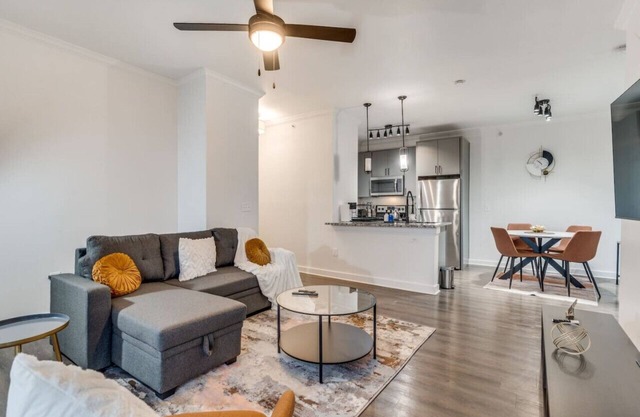 Elegant 1 Bedroom with resort style pool near The Domain