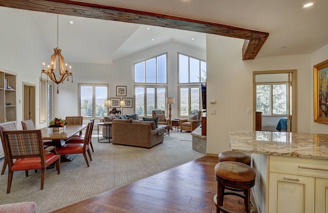 Elegant 2 BR Condo - Walk to Chairlift!
