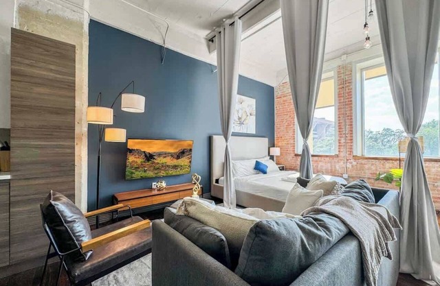 Elegant 2BD | DT Dallas | Sleeps 16 | Free Parking