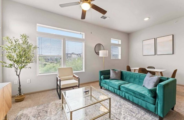 Elegant 2BR king suite, fast WiFi, 8 min to DT