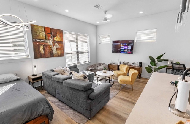 Elegant 3BR Crib Sleeps 12 Garage Gym Access