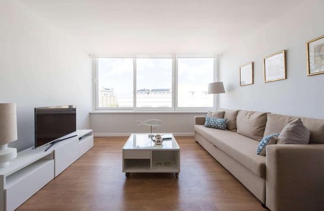 Elegant and bright apartment in Estoril