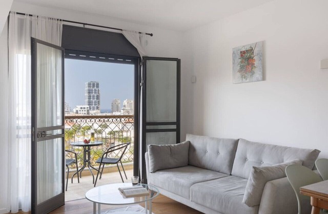 Elegant Apt w Balcony & Mamad in Heart of Tel Aviv