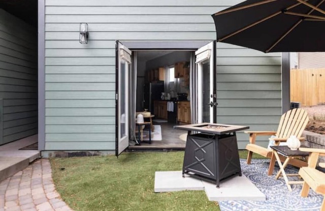 Elegant Casita, French Doors, Fire Pit, Flight Art, Patio & Sofabed