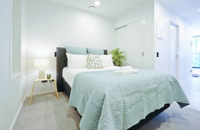 Elegant City Centre Studio-Baby Cot Available