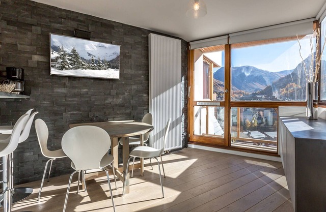 Elegant contemporary apartment with south-facing balcony and wifi
