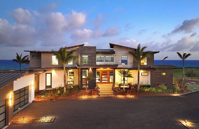 Elegant Hale Makau: Oceanfront Luxury w/Infinity Pool, Hot Tub & Spacious Lanai