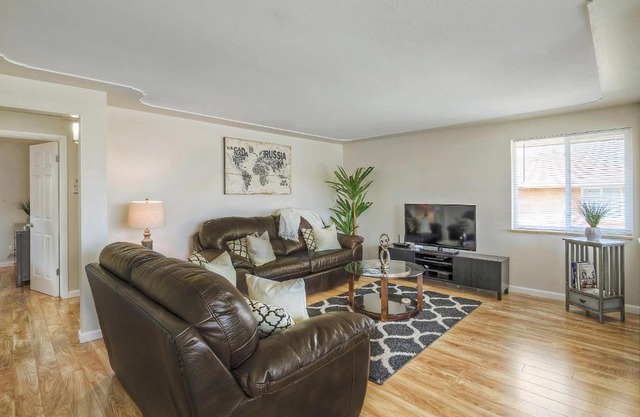 Elegant home, Convenient Access To Denver