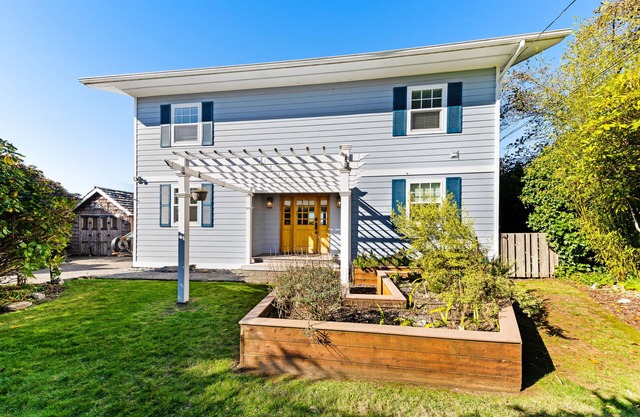 Elegant home with WiFi deck, balcony & ocean/bay views - near beaches & parks