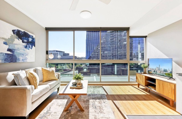 Elegant Inner-City 1-Bed with Rooftop Dining