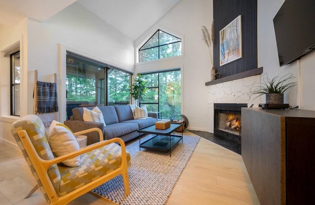 Elegant & Luxurious two level condo. Fireplace, in-suite laundry, free parkingCompleted remodeled.