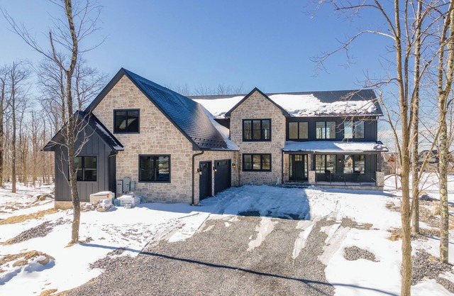 Elegant Luxury Lodge w/Views, Hot Tub & Games