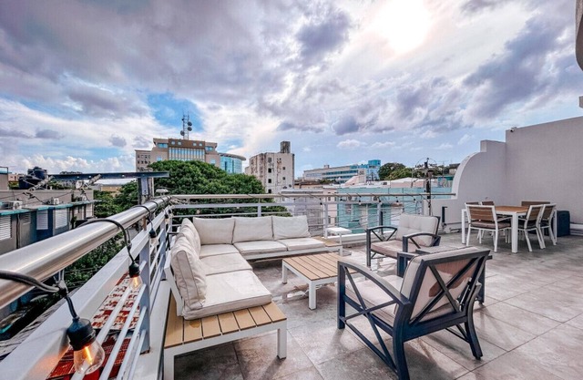 Elegant Modern PH W/Balcony & Parking
