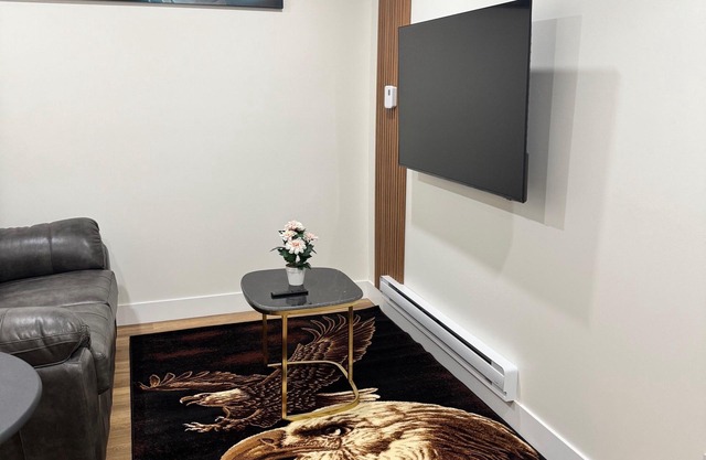 Elegant Modern Suite with Free Parking near Parks, Malls & Transit