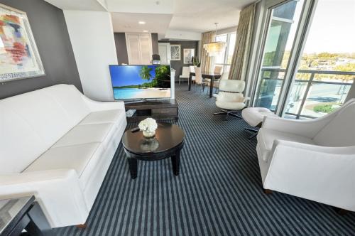 Elegant retreat w beach access & hot tub