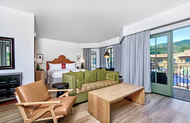 Elegant Room with Outdoor Pool, Balcony & Free Parkin in Downtown