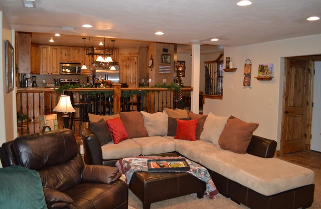 Elegant ski retreat home, 4 MAJOR SKI RESORTS WITHIN MINUTES OF PROPERTY Hot Tub