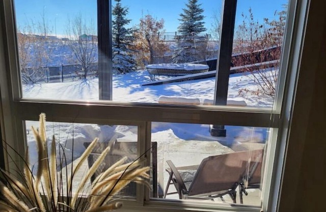 Elegant & Spacious 2bdrm - Prime NW YYC Location, close to airport and mountains