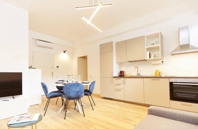 Elegant Three Room Apartment 3 stops from the Duomo