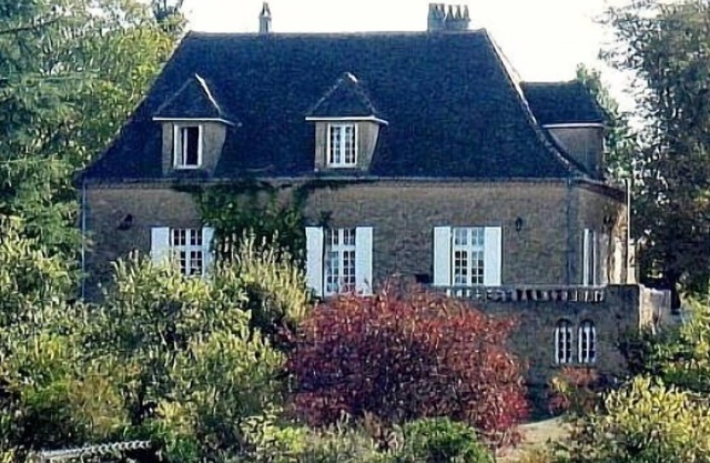 Elegant Villa, Big Pool, 5 min walk to lively Dordogne village, amazing views