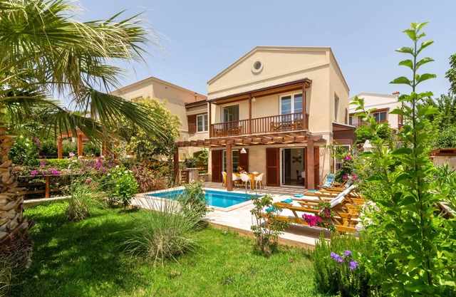 Elegant villa in exclusive LaVanta estate, private pool, lush gardens & sea view